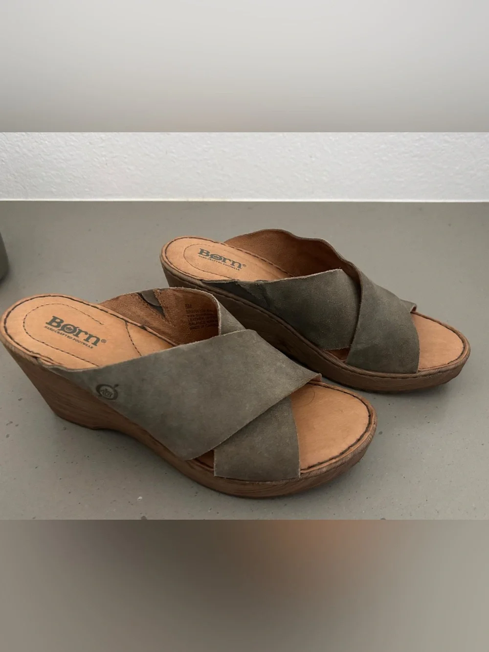 NEW Born Nora Women’s Olive Suede Crossover Wedge Sandals Size 8, run large